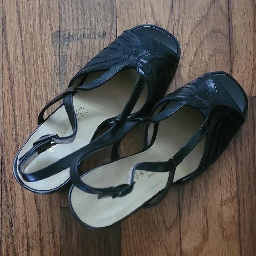 Bottega Veneta Black Heeled Shoes with Sleek Design - Picture 4 of 7